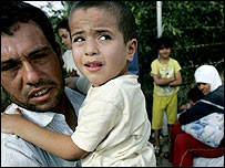 पलायन करते लोग