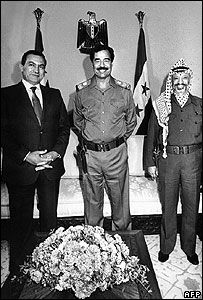 Hosni Mubarak com Saddam Hussein e Iasser Arafat, em imagem de arquivo
