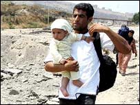 Bombardımandan kaçan Lübnanlı siviller