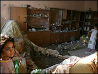 تباہ ہوئے گھر میں بچے کھڑے ہیں