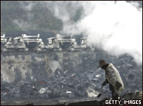 Homem vasculha lixo por restos de metal em Chongging, China