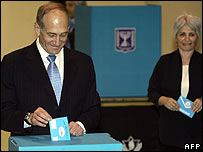 ایہود آلمیرٹ ووٹ ڈال رہے ہیں