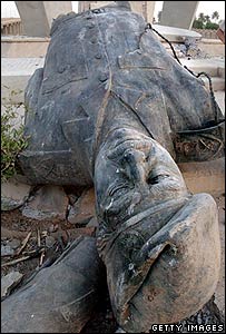 مجسمه سرنگون شده صدام حسین، رهبر سابق عراق