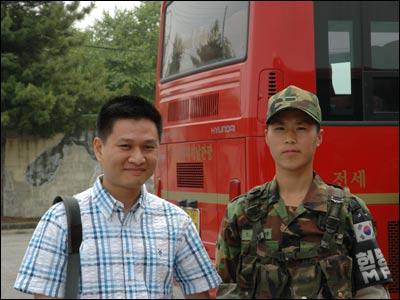 Chụp chung với một quân cảnh Nam Hàn
