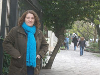 Luciana Lopes dos Santos na frente da sua casa, em Porto Alegre