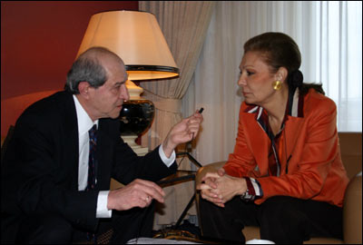 مرتضی رئيسی در حال گفتگو با فرح پهلوی