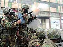 پليس به سوی تظاهرکنندگان گاز اشک آور شليک می کند