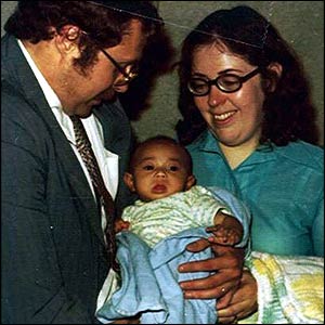 Một cặp vợ chồng Hoa Kỳ với em bé họ mới nhận làm con nuôi 