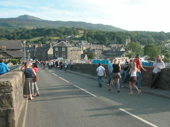 Pobl ar bont Dolgellau