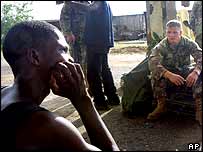 Liberiano assiste à retirada das tropas americanas