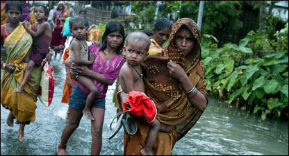 बांढ में फंसे लोग 