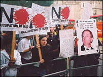 هنگام ورود جف هون به محل انجام تحقيقات مخالفان جنگ با عراق دست به تظاهرات زدند و خواستار کناره گيری وی شدند