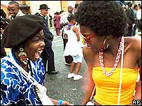 Mulheres celebram a volta do nome original de Sophiatown (foto AP)