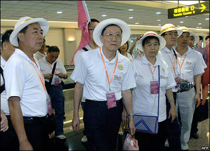 Khách Trung Quốc chờ hành lý ở sân bay Đào Viên, Đài Loan