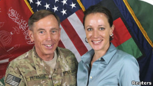 Ông David Petraeus phải từ chức vì quan hệ tình ái với bà Paula Broadwell
