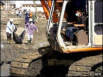 انتقال اجساد قربانيان در آچه