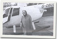 Mrs Elizbaeth Ann Hughes yn paratoi i fynd i fyny mewn hofrennydd.