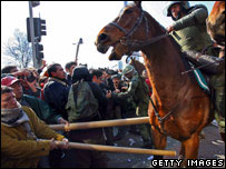 Choque entre manifestantes e policiais em protesto em Santiago, no Chile