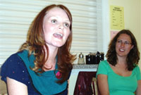 Cryl Lewis a Llinos Roberts, cadeirydd y noson