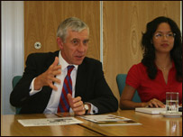 Bộ trưởng Jack Straw tại cuộc họp báo ở Hà Nội