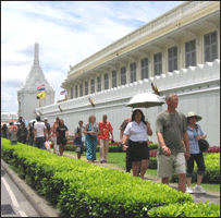 Khách du lịch bên ngoài Đại Cung