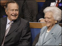 O ex-presidente Bush, pai do atual, e sua mulher, Bárbara