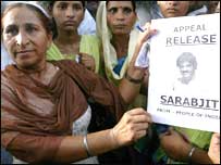 सरबजीत सिंह को रिहा कराने का अनुरोध करती उनकी बहन दलबीर कौर