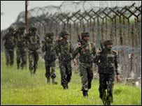 ایل او سی پر گشت کرتے بھارتی فوجی