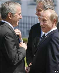 O presidente dos Estados Unidos, George W. Bush, o premiê britânico, Tony Blair, e o presidente da Rússia, Vladimir Putin