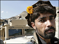 مرد افغان و سرباز خارجی (عکس از آرشیو)