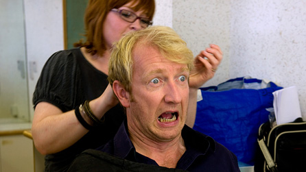 Steffan Rhodri yn paratoi i ymddangos ar Mastermind Cymru Nadolig 2009