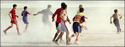 ورزش فوتبال در زمين های خاکی کابل