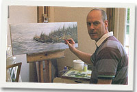 Andrew Evans wrth ei waith yn y stiwdio yn ei gartref yn Ffairfach