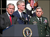 جورج بوش در کنار ريچارد مايرز (وسط) و جان ابيزيد