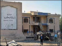 Cena de destruição na delegacia de polícia de Khan Bani Saad