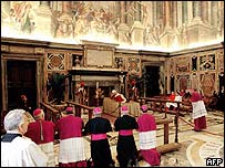 Cardeais rezam ao lado do corpo do papa, no Vaticano