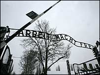 Auschwitz Kampı girişindeki 'çalışmak özgürleştirir' yazısı