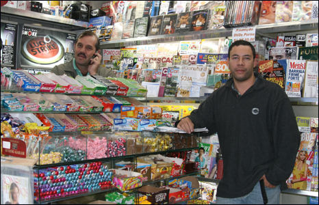 Sạp báo của anh em nhà Claudinei ou Edson. 