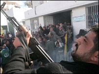 Palestino atira para o ar durante funeral de membro do Fatah