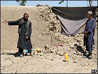 يک افغان محلی را نشان می دهد که ظاهرا در اثر حمله آمريکاييان ويران شده است 