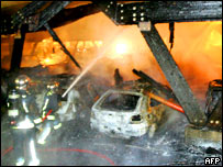 İtfaiye görevlileri yangın söndürmeye çalışıyor