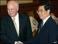 ديک چينی (سمت چپ) و هوو جينتاو رهبر چين 