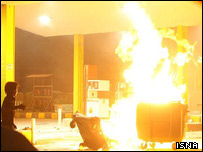 پمپ بنزین در آتش