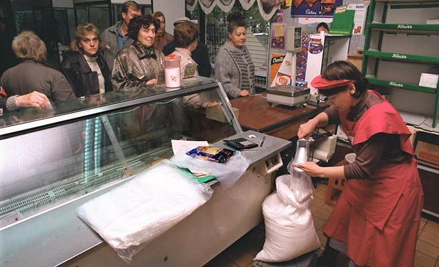 मॉस्को में चीनी ख़रीदने के लिए कतार में खड़े लोग. (तस्वीर-एपी)