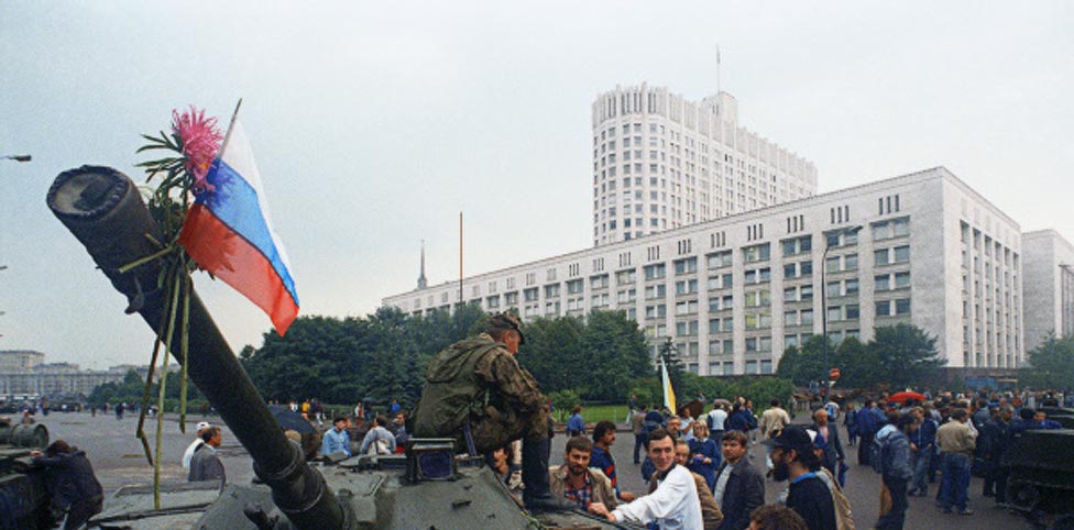 रूसी संसद का बचाव करने वाले लोगों ने टैंक की तोप में फूल लगा दिया. ये टैंक मॉस्को में 19 अगस्त 1991 को तैनात किया गया था जब देश की आपात समिति ने मॉस्को में आपातकाल घोषित कर दिया था. (तस्वीर- आरआईए नोवोस्ती)