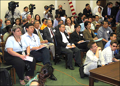 Các phóng viên và cử tọa