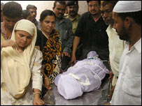 इशरत की माँ शमीमा