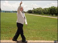 O presidente Lula na frente do palácio do Alvorada, um dia após a sua vitória nas urnas 