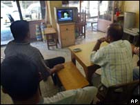 Iraquianos assistem a TV árabe