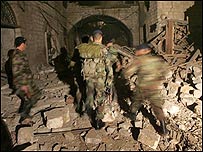 Soldados libaneses inspecionam local da explosão em Jounieh